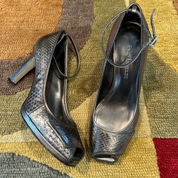 Enzo Angiolini Dark Grey Metallic Snakeskin Peep Toe Heels Women’s Size 6 US - Picture 1 of 6